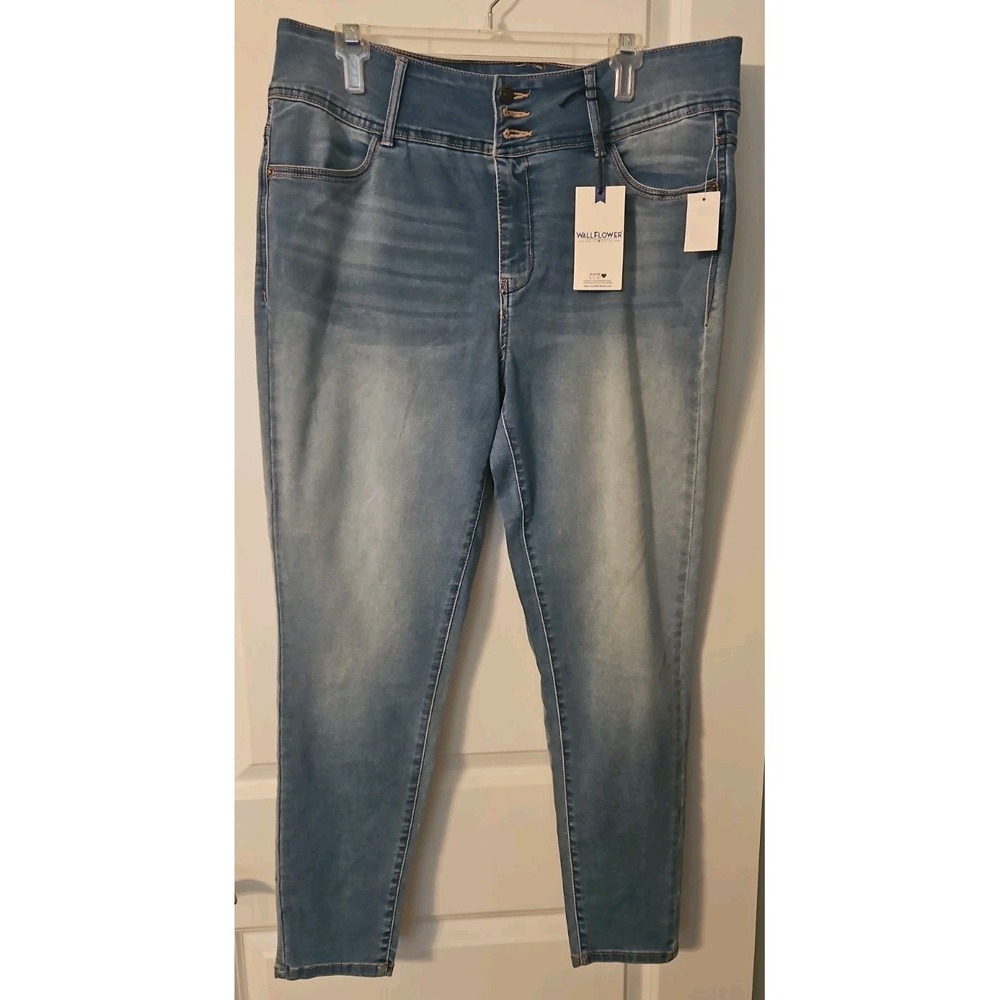Women's Wallflower Sassy High Rise Skinny Distressed Jean 16W Regular. NWT